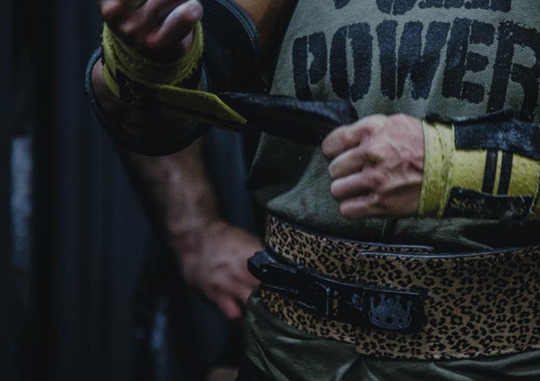 A man putting on hand wraps